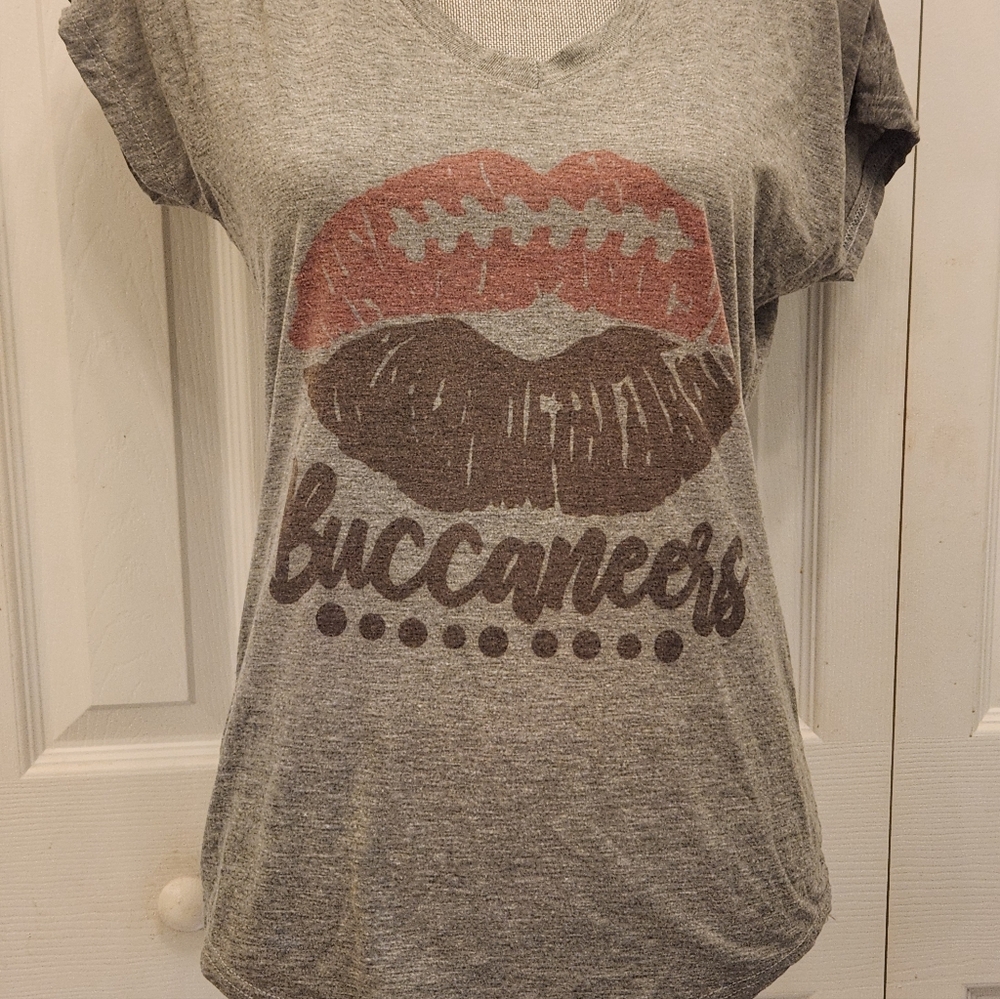 Gray Buccaneers Graphic Women's Top With Football Lips